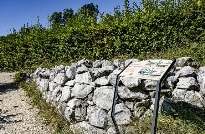Un mur de pierres sèches exposé au soleil