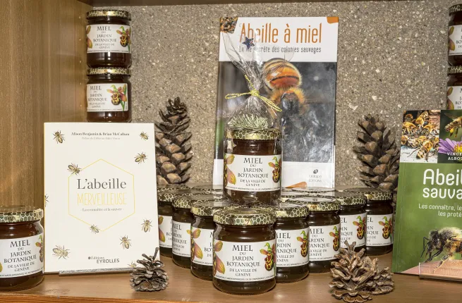 Pots de miel des CJBG et ouvrages en vente au Botanic Shop