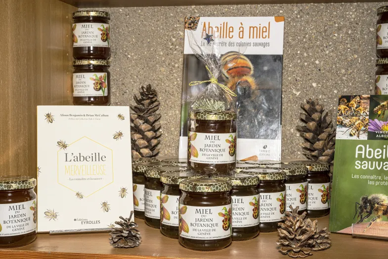 Pots de miel des CJBG et ouvrages en vente au Botanic Shop