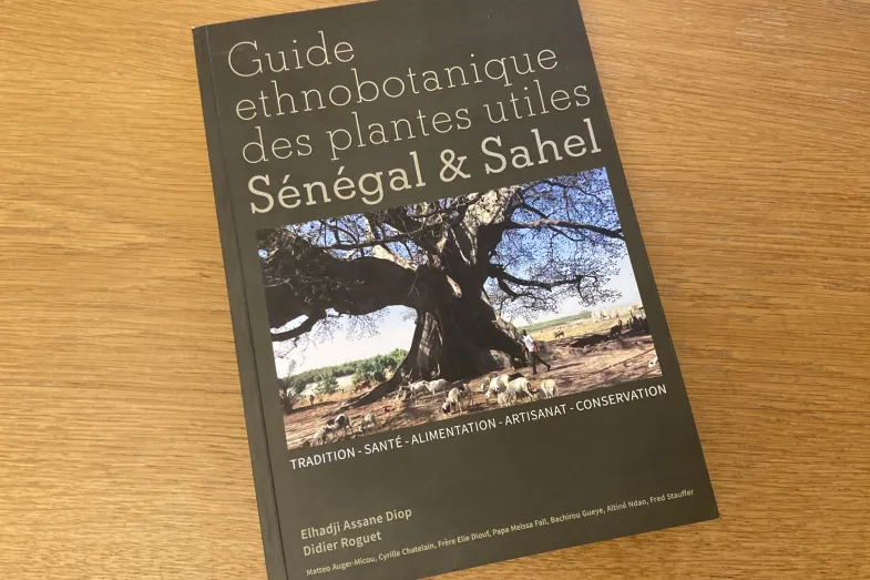 Photographie de l apge de couverture de l'ouvrage "Guide ethnobotanique des plantes utiles Sénégal & Sahel"