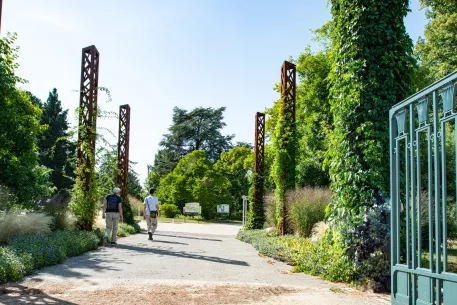 Deux visiteurs entrent au Jardin botanique par l'entrée principale