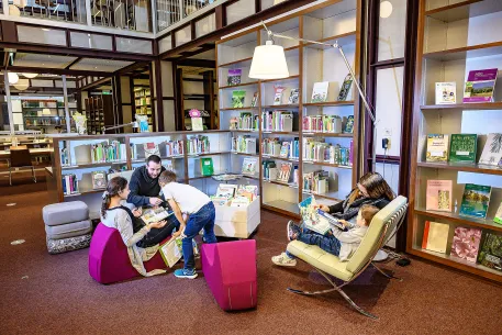 Famille profitant du libre-accès de la bibliothèque