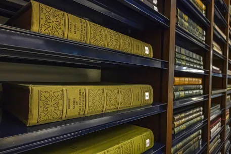 Prise de vue diagonale de livres anciens sur les étagères d'une bbiliothèque
